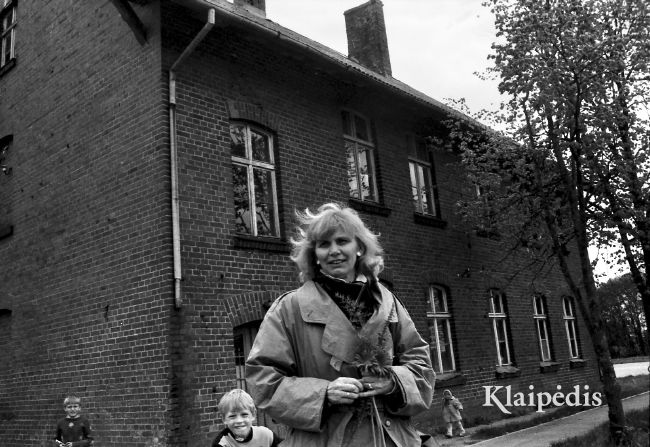 pavadinimas: Ieva Labutytė prie Plikių prad. m-los pastato , raktai: Ieva Labutytė