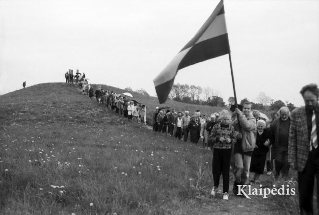 pavadinimas: Ant Agluonėnų kalno, šalia Lietuvininkų ąžuolyno , raktai:  