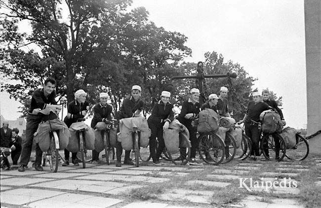 pavadinimas: Dviračiais – į resp. sąskrydį. 1969 m., raktai: dviratininkai dviračiai