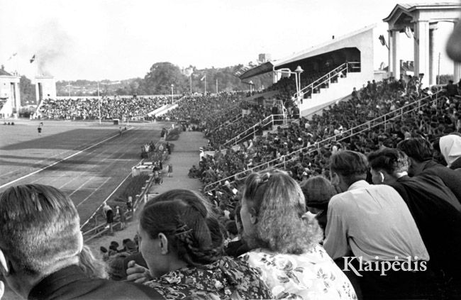 pavadinimas: Žiūrovai l.atletikos pirmenybėse. 1955, raktai: lengvoji atletika stadionas