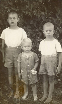 Albinas (dešinėje) su broliais Martynu (kairėje) ir Gediminu Eksporte. 1935